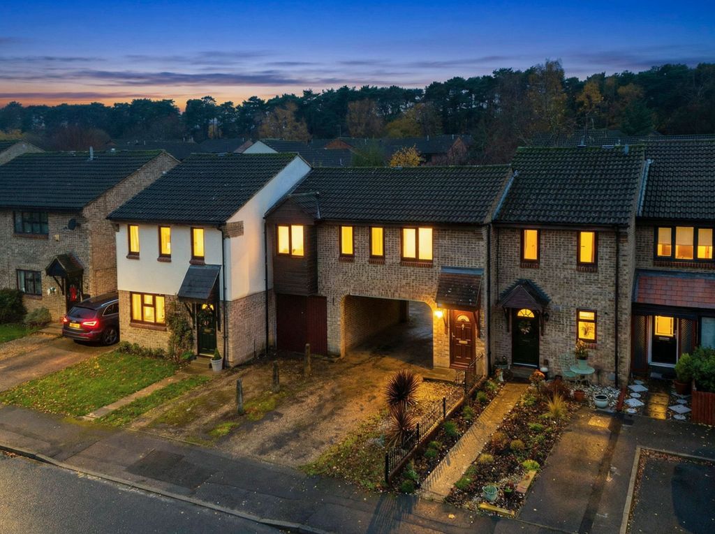 Property photo 1 of 8 Chisbury Close