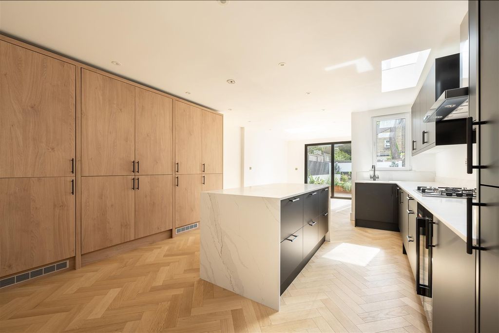 Property photo 2 of 35 St Georges Road, E10
