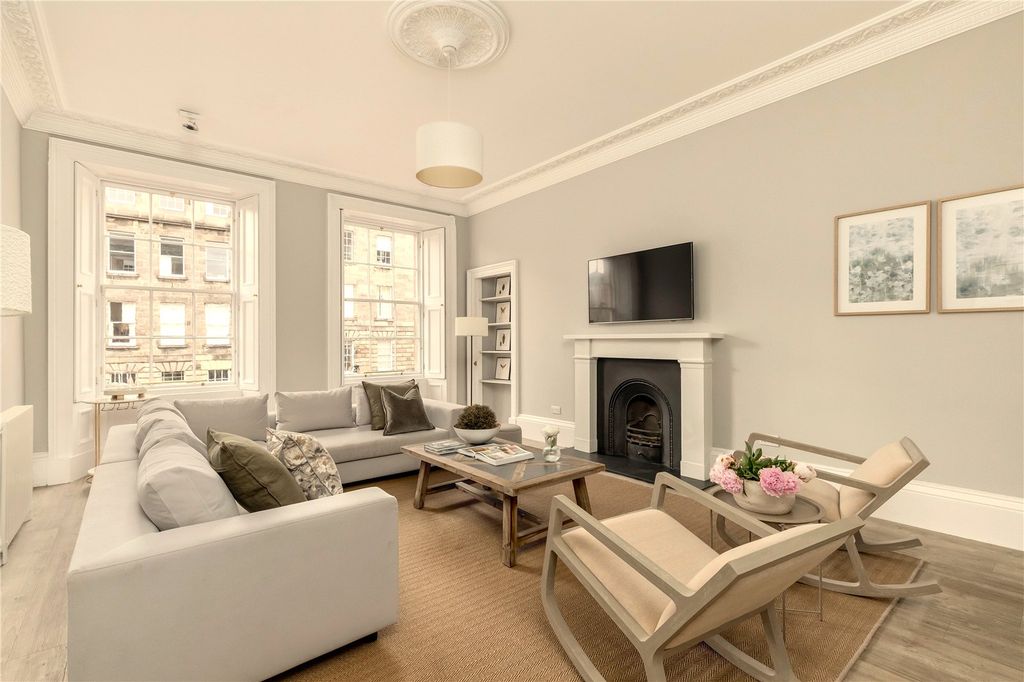 Property photo 2 of 19 Sitting Room