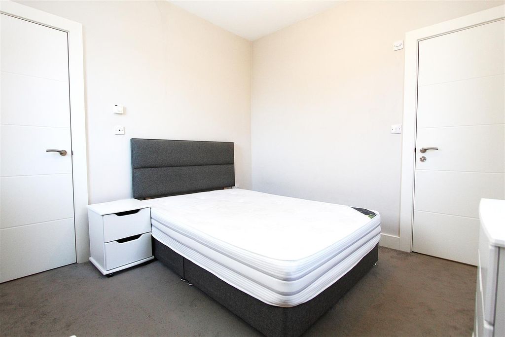 Property photo 3 of 8 Bright Modern Double Bedroom With Neutral Decor...