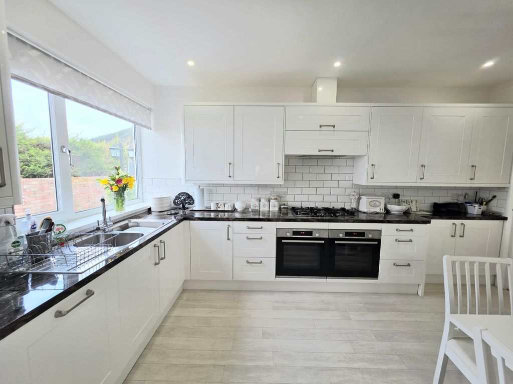 Property photo 2 of 28 Kitchen