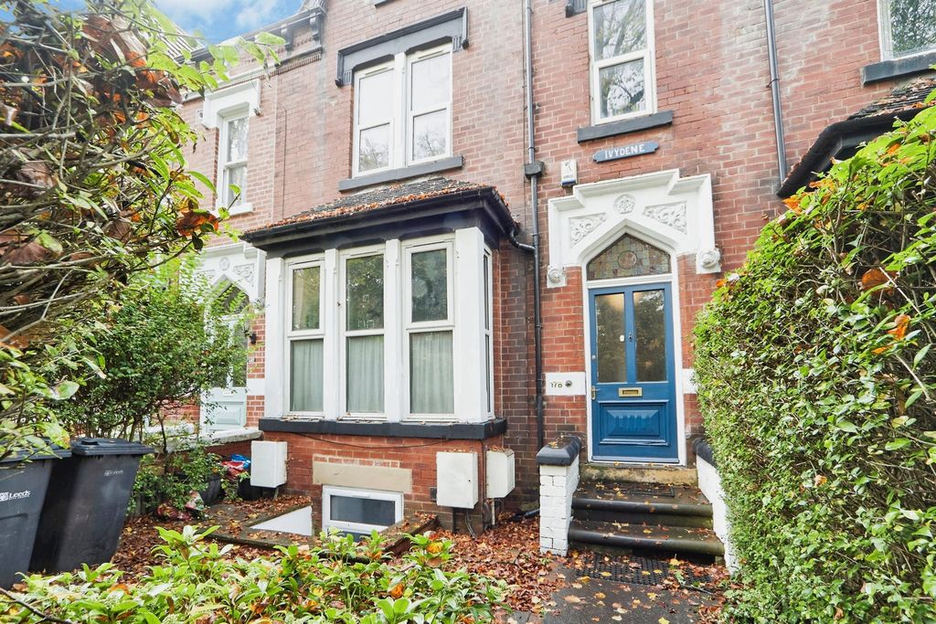 Property photo 1 of 21 Harehills Avenue