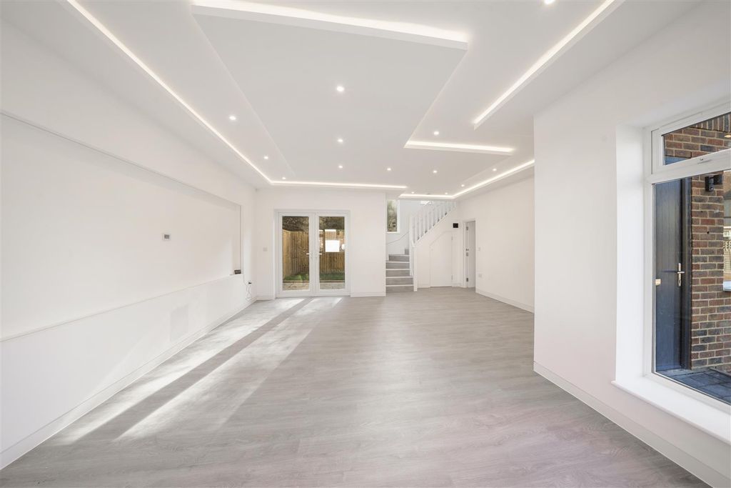 Property photo 2 of 14 2B Hollycroft Avenue Wembley Ha9 8Lf - 002.Jpg