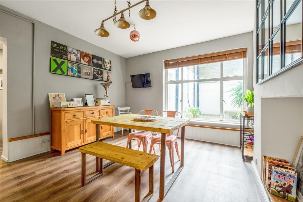 Property photo 3 of 20 94 Lansdowne Place-3.Jpg