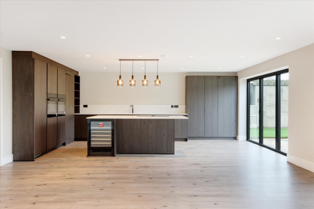 Property photo 2 of 19 Image