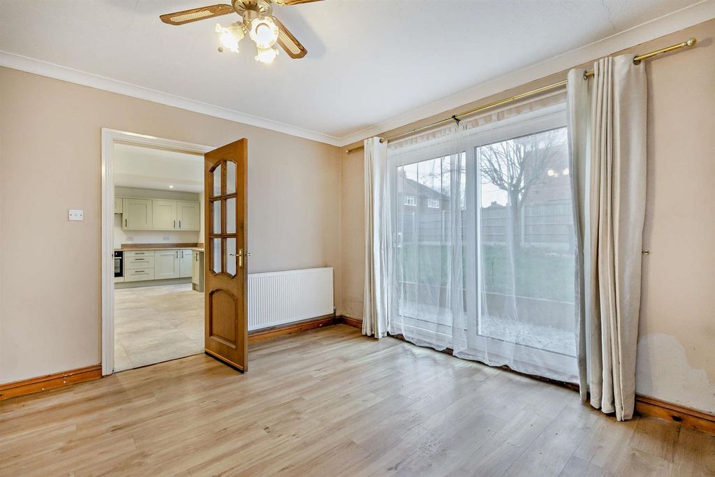 Property photo 3 of 17 8675088-Interior16-800.Jpg