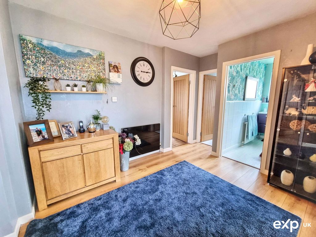 Property photo 2 of 27