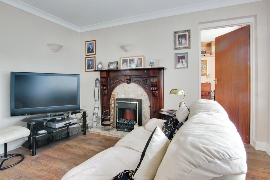 Property photo 2 of 20