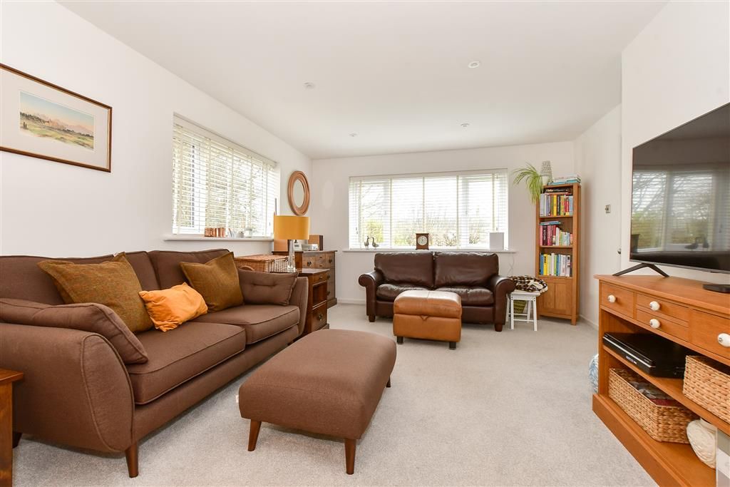 Property photo 3 of 19 Lounge