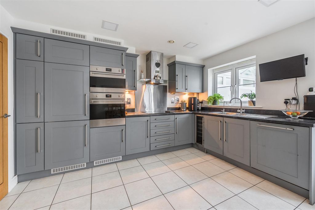 Property photo 3 of 20 1359983-33-68Dd06Bff3Fb8-Arw-1.Jpg