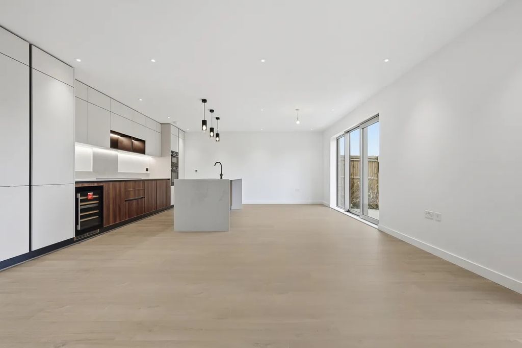 Property photo 2 of 25 Photo 3