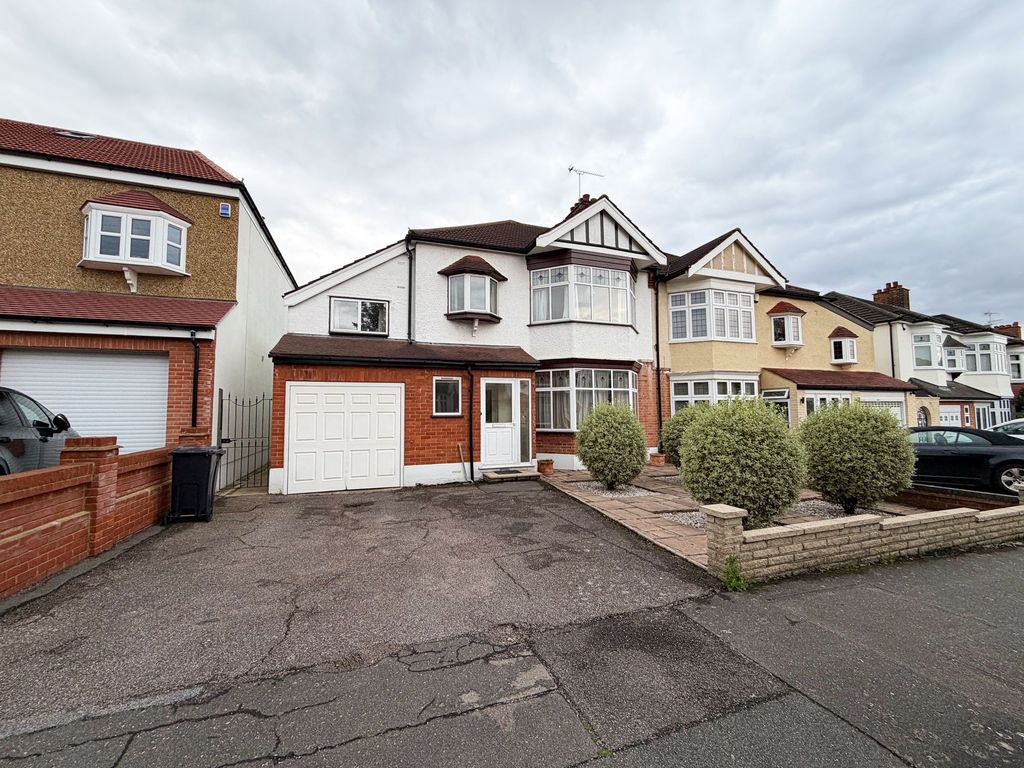 Property photo 1 of 15 Byron Ave E18