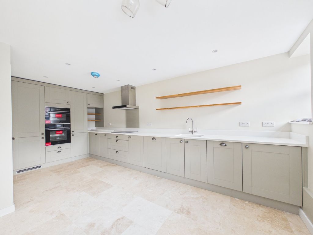 Property photo 2 of 11 Kitchen