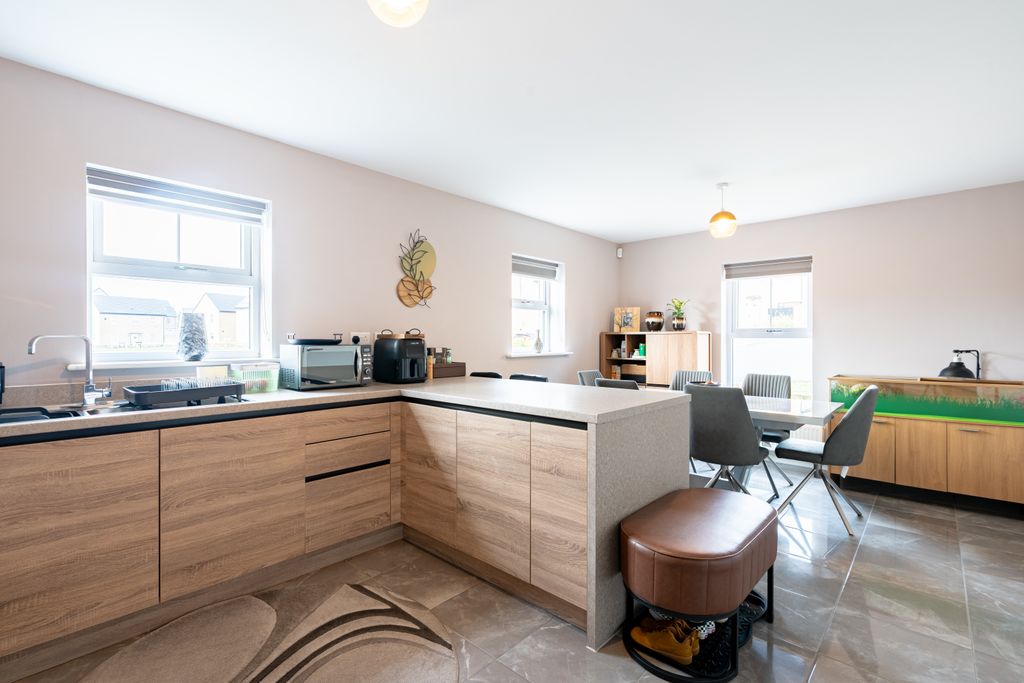 Property photo 2 of 36 Cardwellroad13