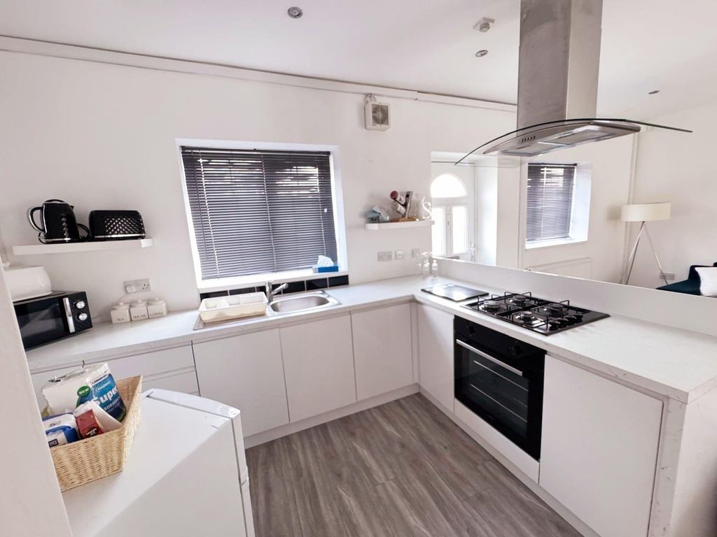 Property photo 3 of 7 Kitchen