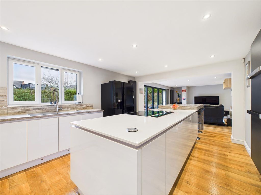 Property photo 3 of 27 Cam03303G0-Pr0286-Still007.Jpg