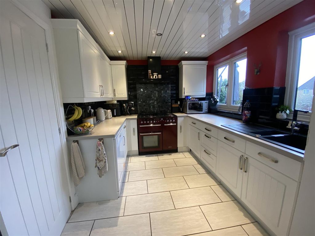 Property photo 3 of 16 Kitchen Area