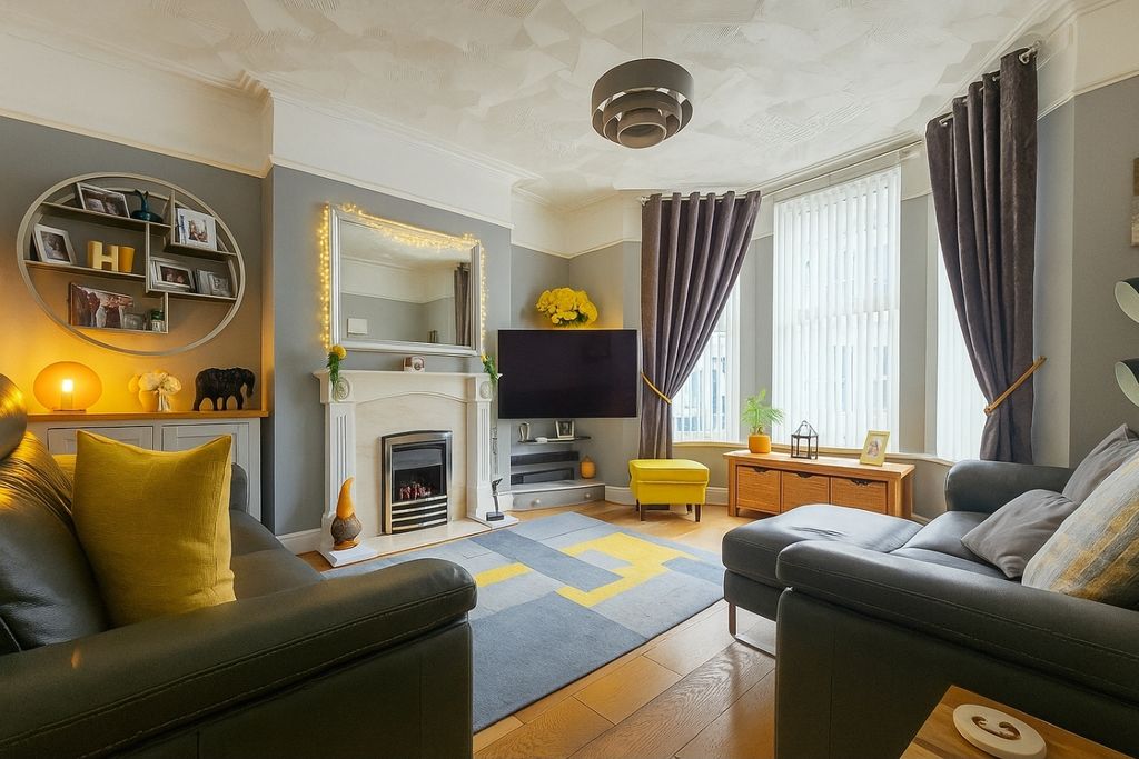 Property photo 3 of 18 Lounge