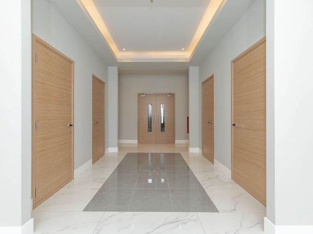 Property photo 2 of 13 05-Entrancehalla