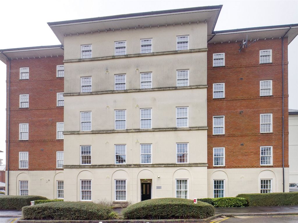2 bed flat for sale Wotton