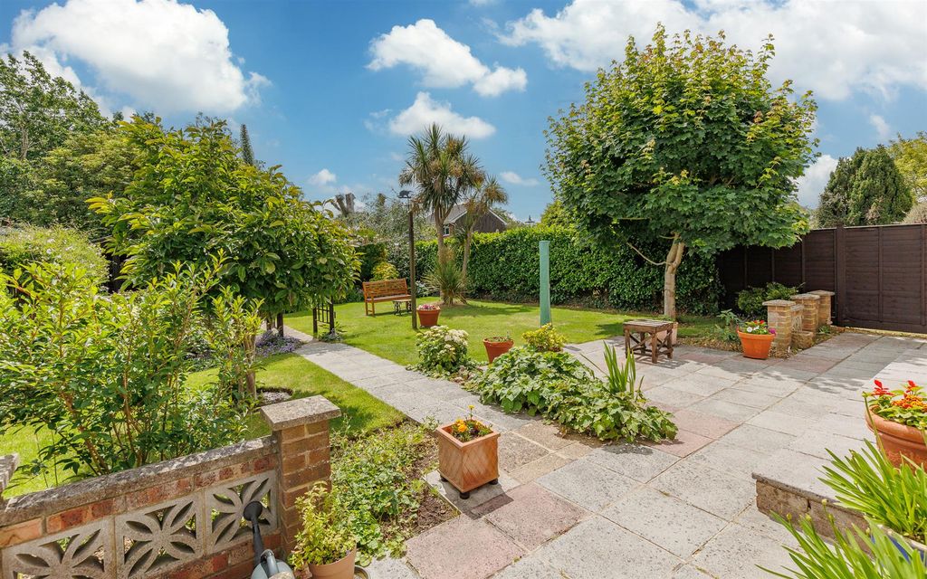 Property photo 2 of 26 Established And Well Maintained Garden