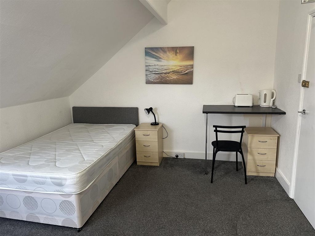 Property photo 3 of 8 Room 5 ,.Jpg