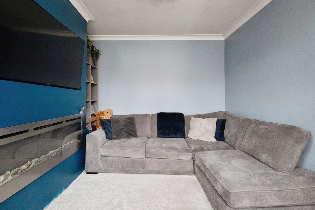 Property photo 3 of 19 Living Room