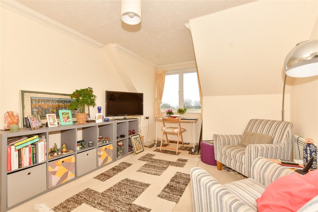 Property photo 3 of 8 Lounge