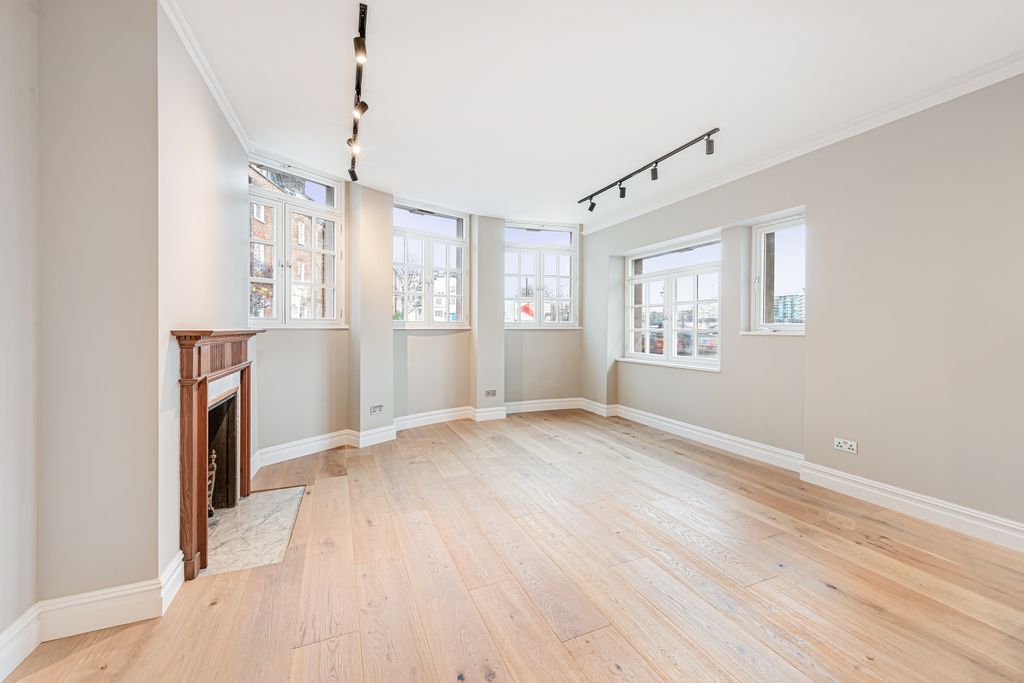 Property photo 1 of 11 Cheyne Walk (3)