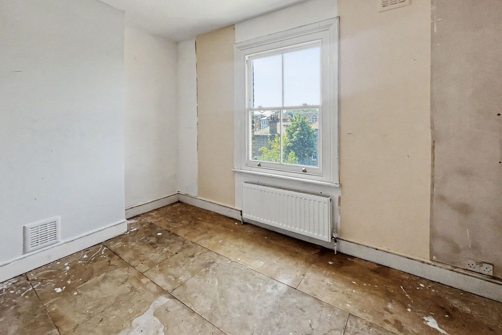 Property photo 2 of 14 47F Ramsden Road, Balham, London, Sw12 8Ra