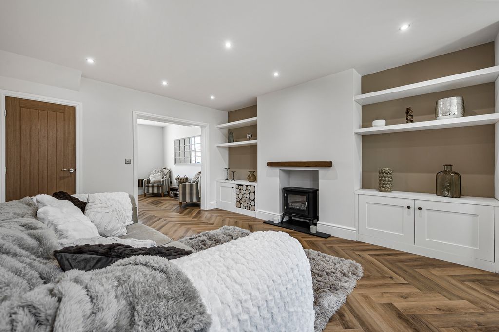 Property photo 3 of 18 Living Room