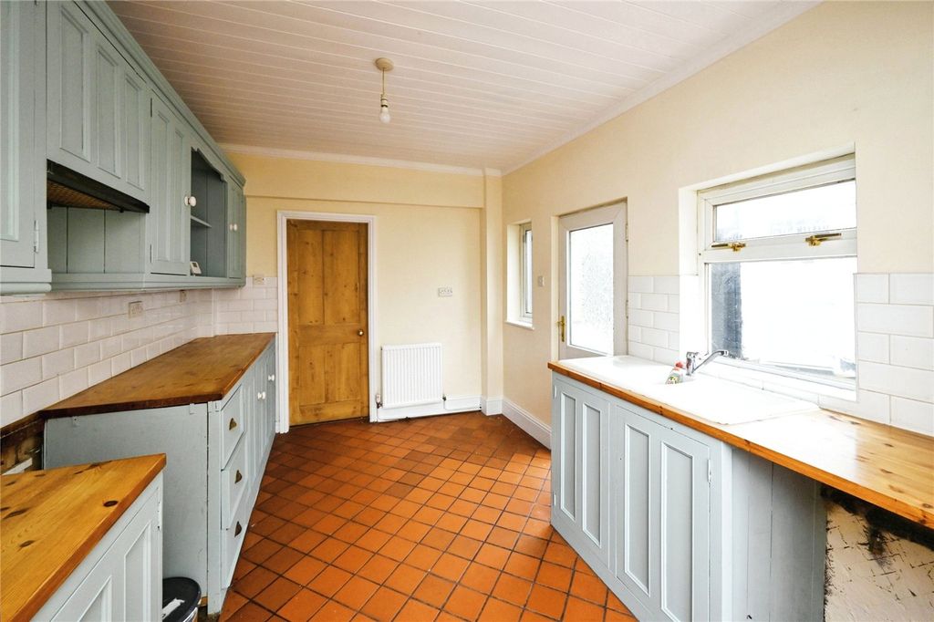 Property photo 3 of 17 Kitchen