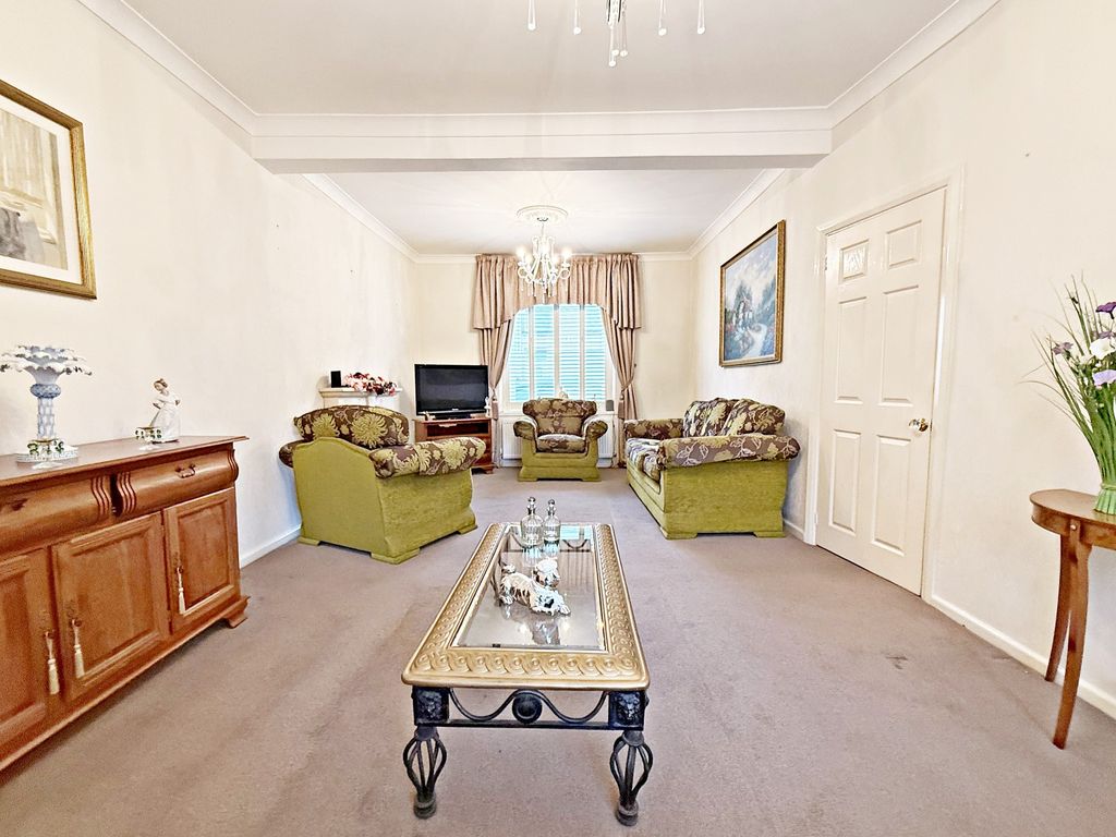 Property photo 3 of 20 Lounge