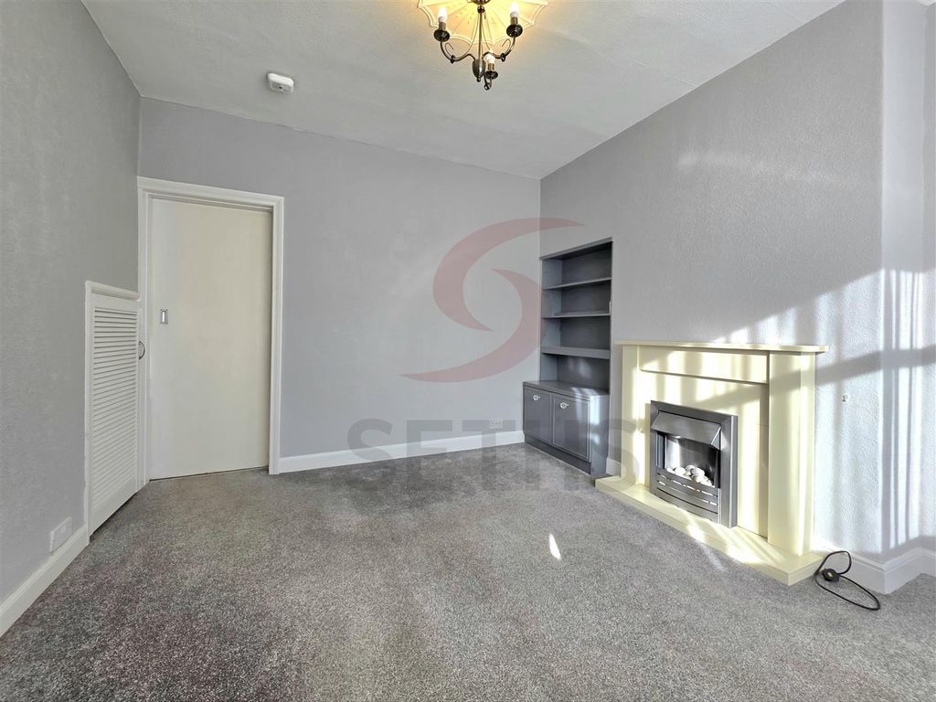 Property photo 3 of 12 Lounge