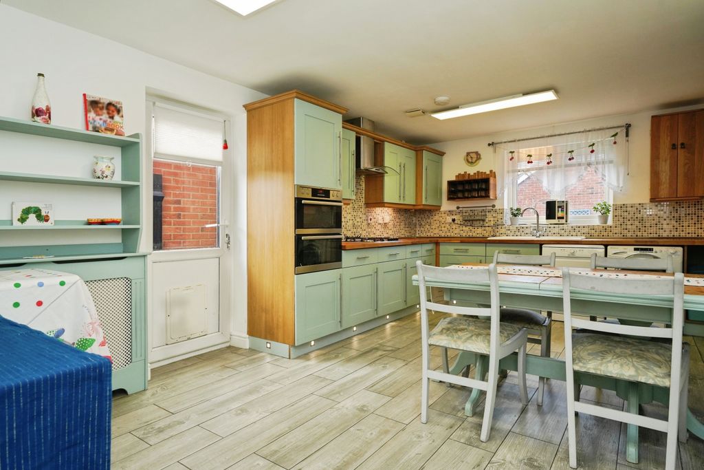 Property photo 3 of 20 Kitchen