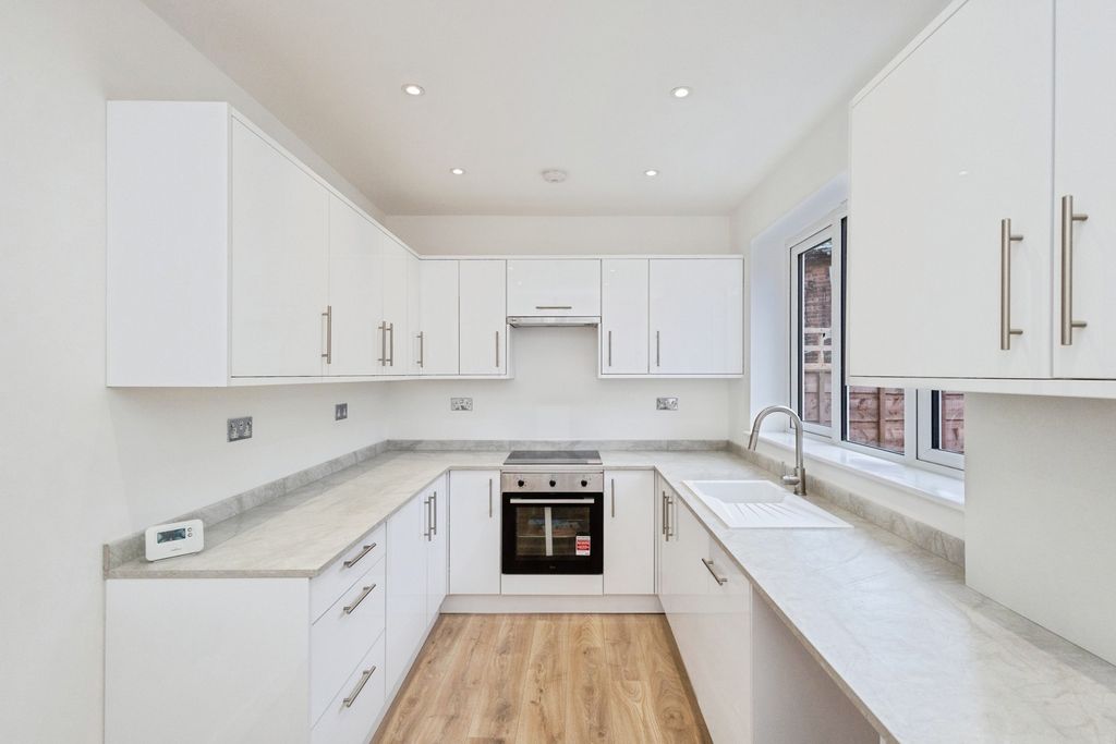 Property photo 3 of 10 Kitchen