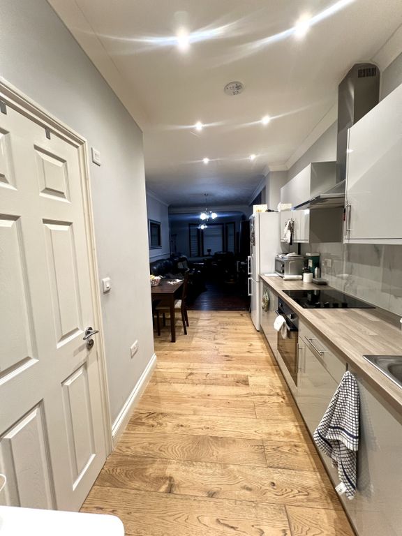 Property photo 3 of 11 Kitchen