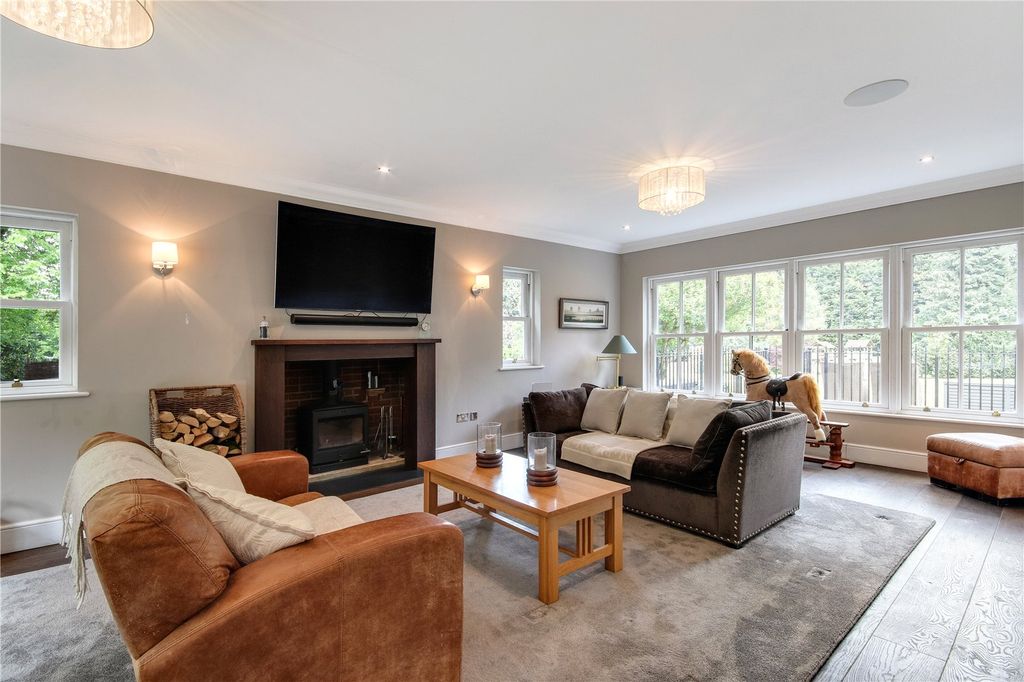 Property photo 3 of 16 Sitting Room