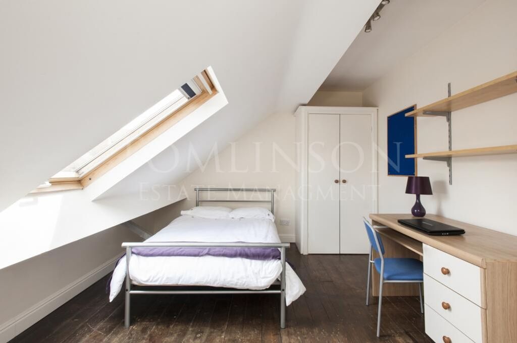Property photo 2 of 9 A Bright And Inviting Double Bedroom With A Comfor...