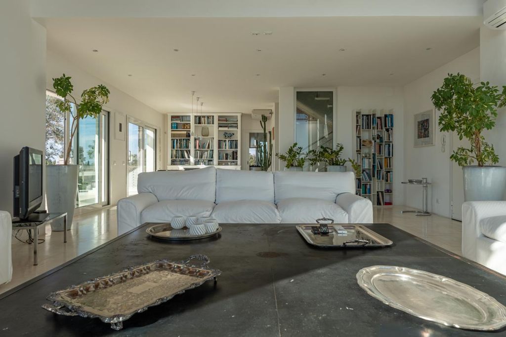 Property photo 2 of 38