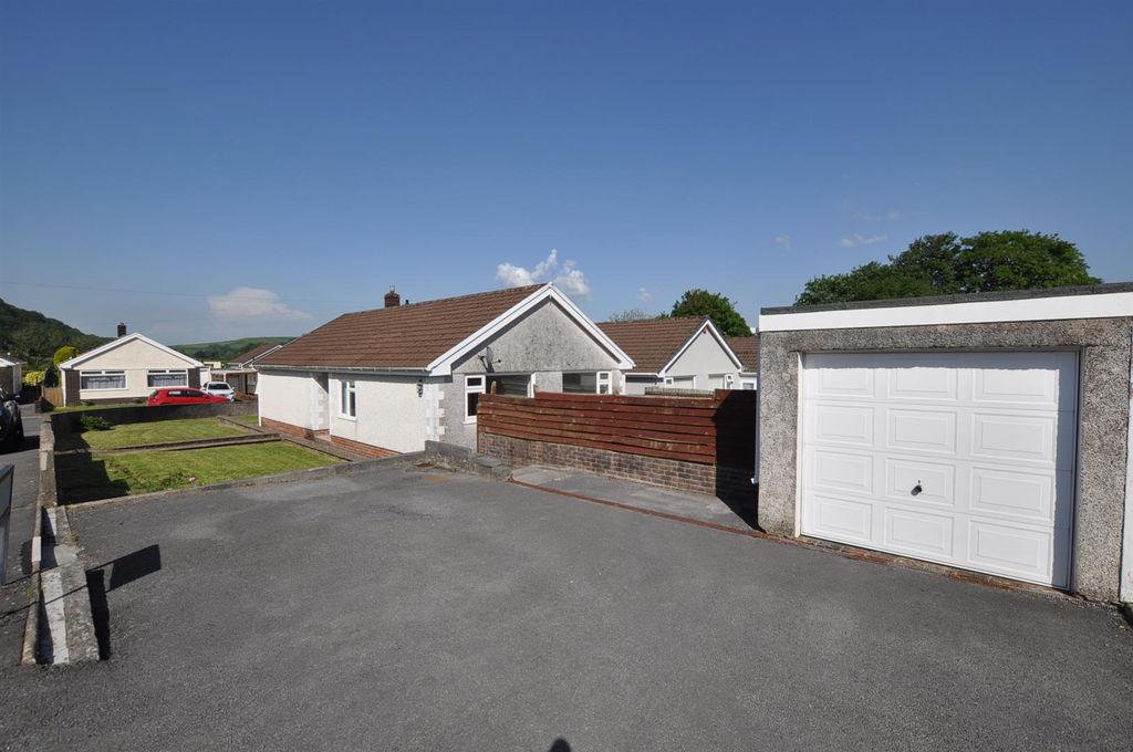 Property photo 3 of 15 Externally
