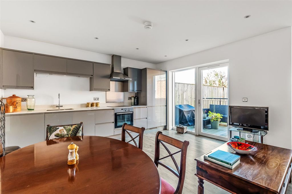 Property photo 2 of 12 Flat-1-St-Michaels-Court-8.Jpg