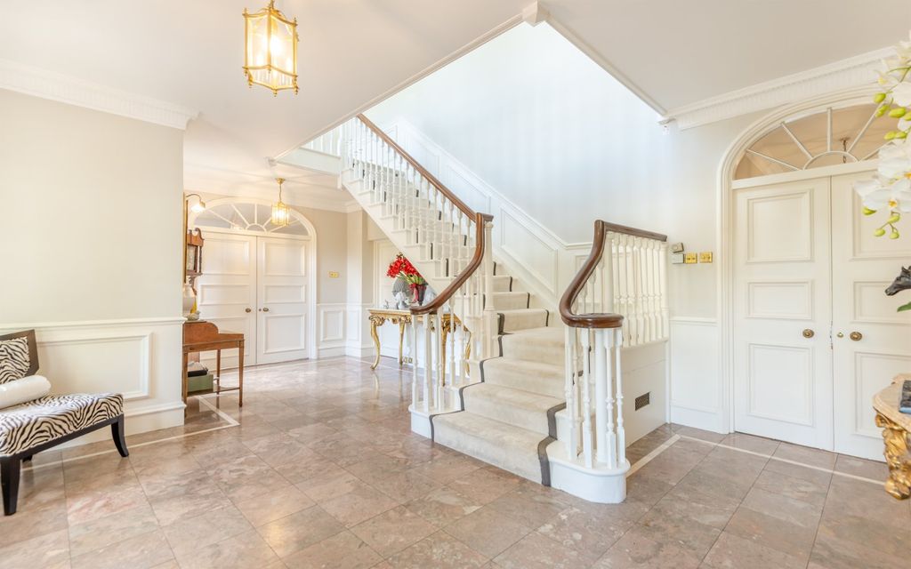 Property photo 3 of 22 Entrance Hall
