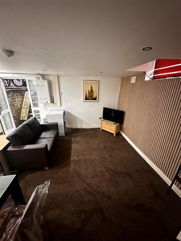 Property photo 1 of 8 1Fd0c580-7785-46Db-B027-5A5B68348Aad.Jpg