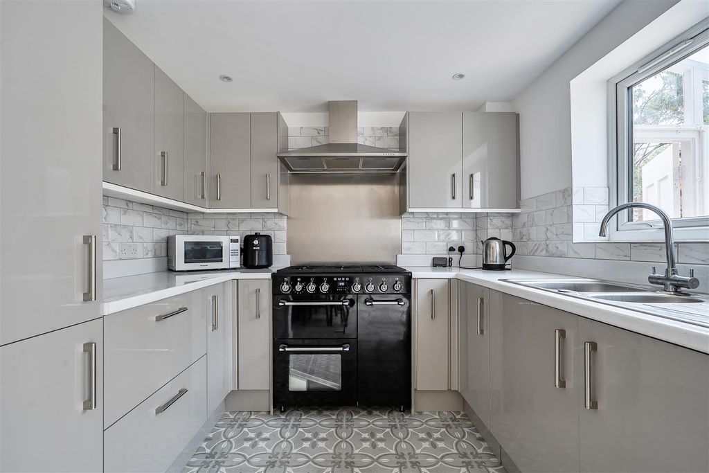 Property photo 2 of 11 2