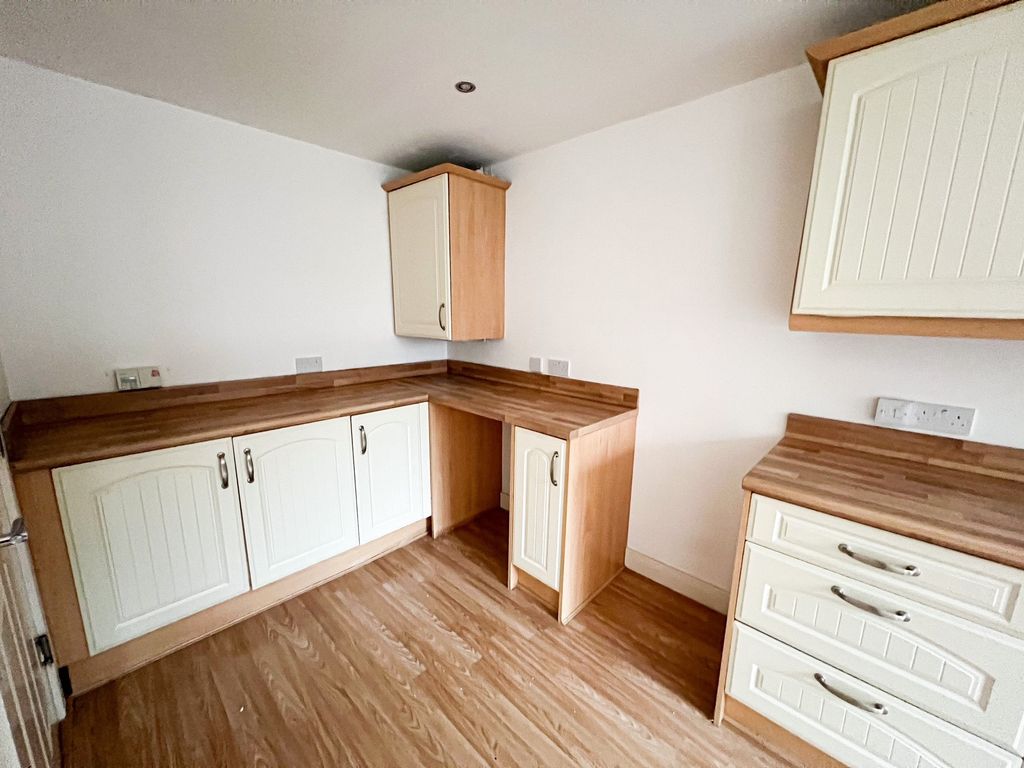Property photo 3 of 21 Kitchen