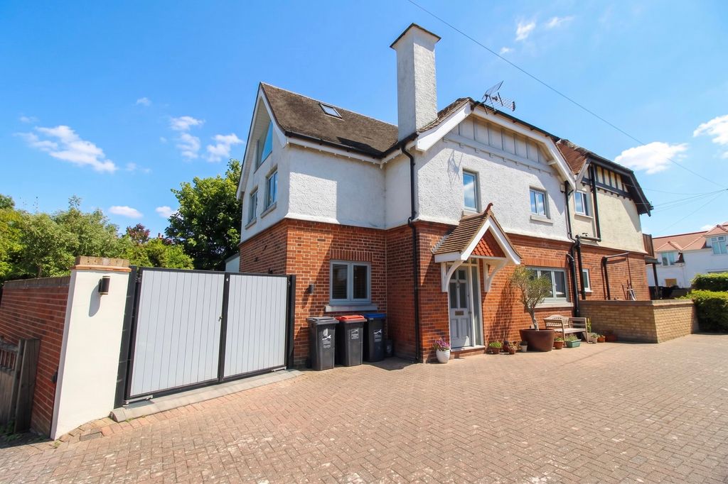 Property photo 2 of 27