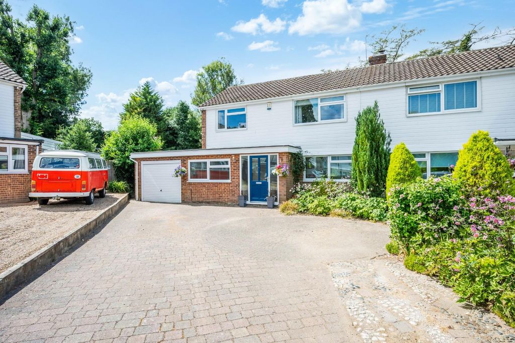 Property photo 1 of 18 Avenue Close, (19).Jpg