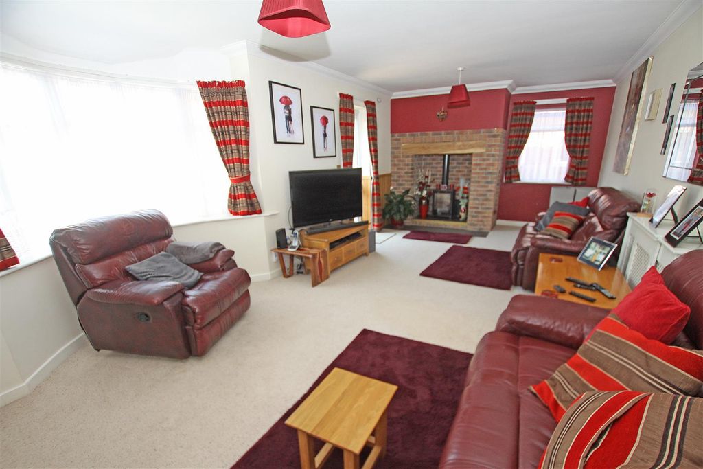 Property photo 2 of 23 Living Room B.Jpg