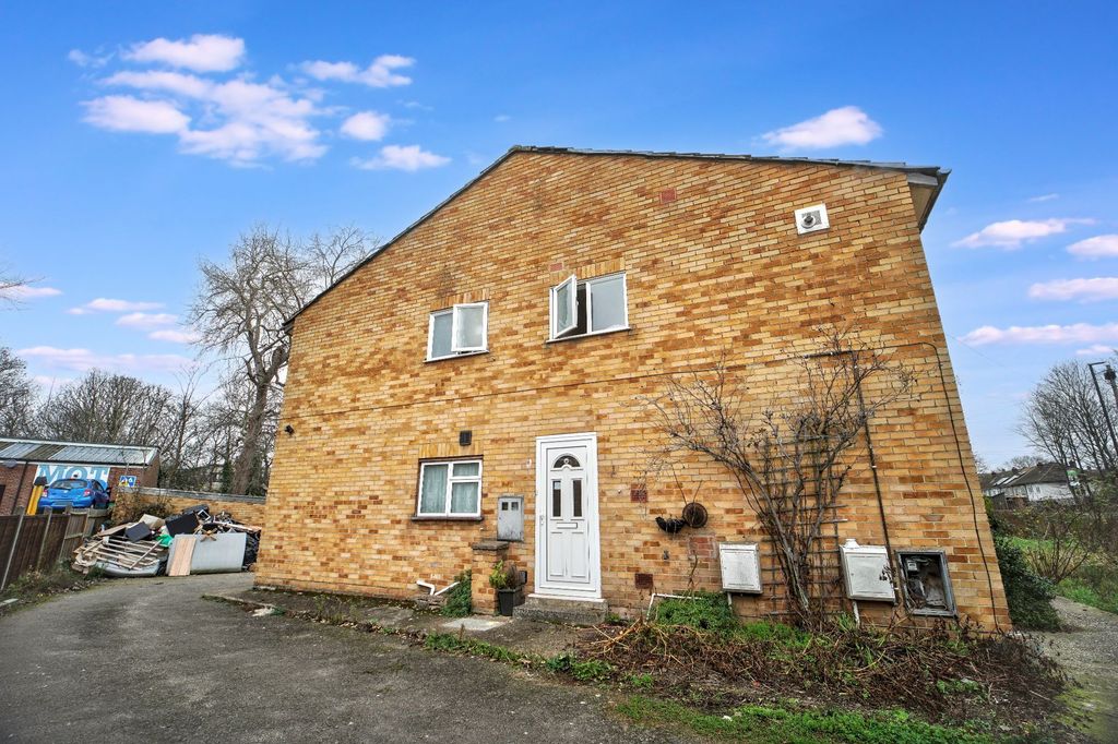 Property photo 1 of 16 Flat 1 Woodglen, Bishopsford Road, Morden, Sm4 6Aw